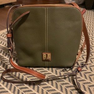 NWOT Dooney & Bourke crossbody / shoulder purse. A must have!!